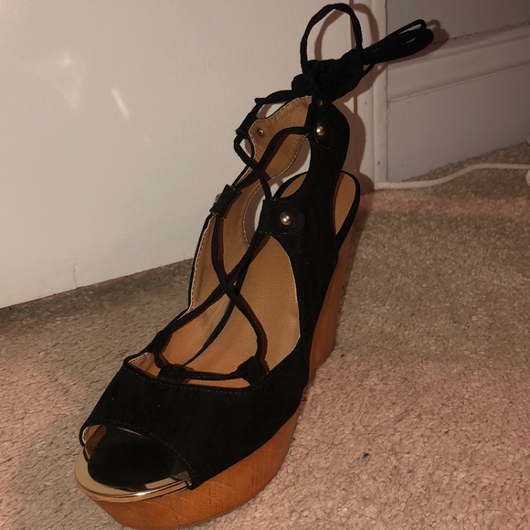 Shoes/ Heels / Wedges - Picture 3 of 3